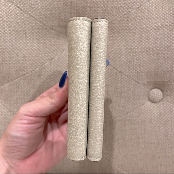 π GUCCI Embossed Logo Trifold Leather Wallet - Picture 8 of 15